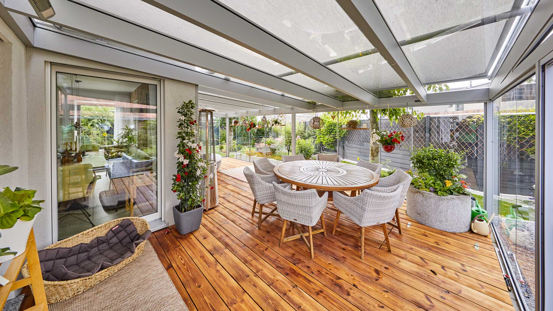 Kaltwintergarten in Alu und Markise weiss