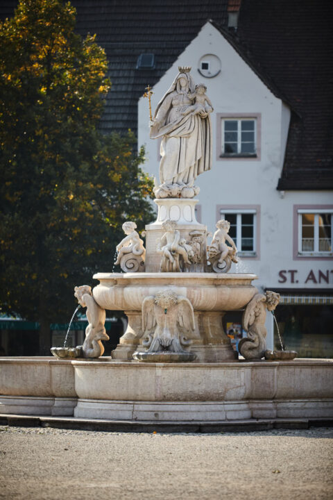 Marienbrunnen auf dem Kapellplatz in Altötting im Herbst