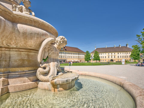 Marienbrunnen Altötting: Kapellplatz Sommer Ansicht.