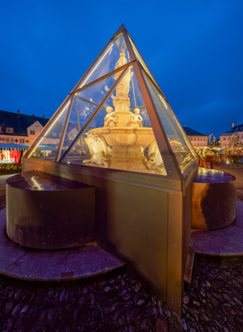 Mobile Glas-Einhausung schützt den Marienbrunnen in Altötting