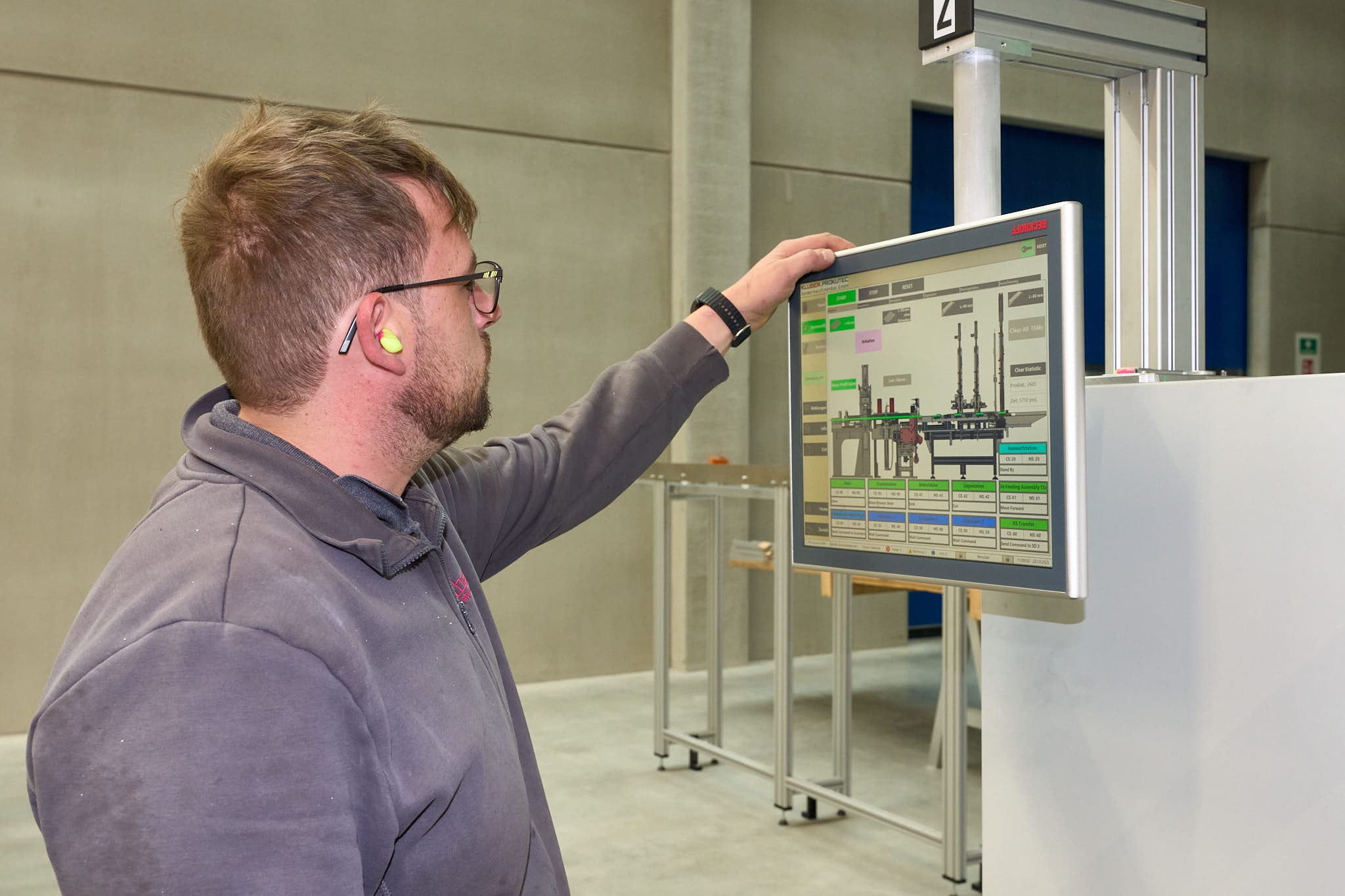 serienfertigung-automatisierung serienfertigung-modulklemmen