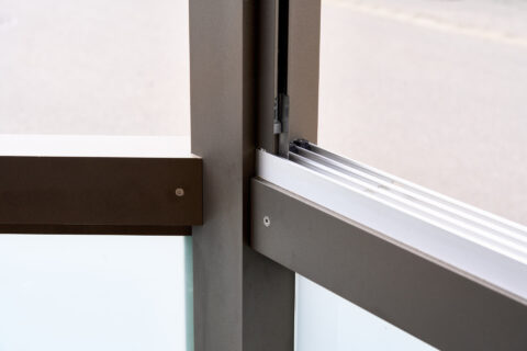 Detailansicht der Aluminiumkonstruktion einer Terrassenüberdachung mit integrierter PV-Vorbereitung während der Montage.