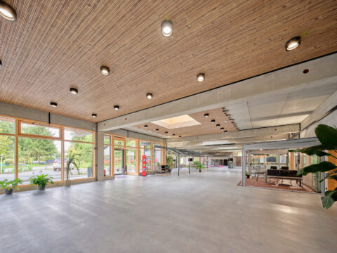 Geräumige Ausstellungshalle von Oberhauser Bau Systeme GmbH mit verschiedenen Wintergarten-Modellen und natürlicher Beleucht…