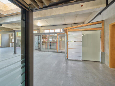 Ausstellung von Oberhauser Bau Systeme mit modernen Wintergärten aus pulverbeschichtetem Aluminium und Holz, sowie Glasschie…