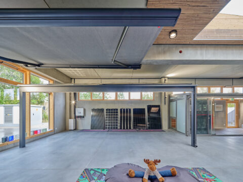 Moderne Ausstellung von Photovoltaik-Anlagen bei Oberhauser mit verschiedenen Solarmodellen und technischen Komponenten für…