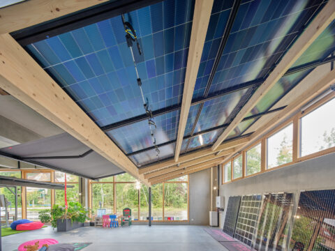 Nahaufnahme von Solarzellen auf einem Dach, die Sonnenlicht zur Stromerzeugung sammeln.