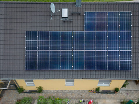 Photovoltaik-Dachanlage in Polling, Landkreis Mühldorf am Inn – optimale Modul-Anordnung für maximale Leistung und effiziente Stromproduktion.