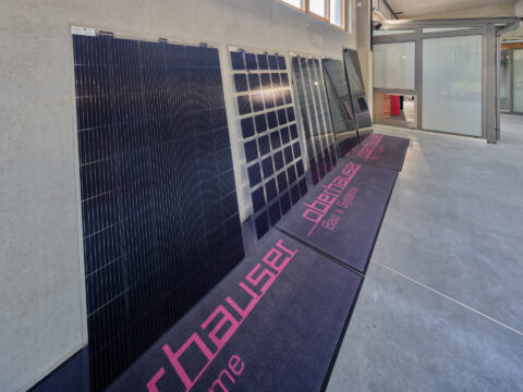Ausstellung unterschiedlicher Photovoltaik-Module von Oberhauser Bau Systeme zur Demonstration moderner Solartechnologien.