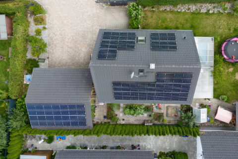 PV-Anlage auf Garage und Wohnhaus mit Ost-West-Ausrichtung – optimale Flächennutzung und gleichmäßige Stromproduktion über den Tag.