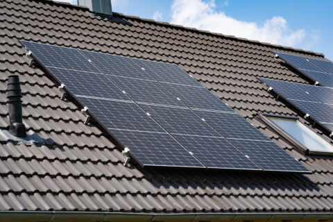 PV-Anlage auf Ziegeldach in Polling, Landkreis Mühldorf am Inn – effiziente Aufdach-Installation für maximale Solarstromerzeugung und Eigenverbrauch.