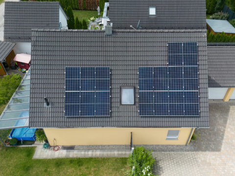 PV-Aufdachanlage in Polling, Landkreis Mühldorf am Inn – effiziente Solarstromerzeugung durch optimale Nutzung der Dachfläche.
