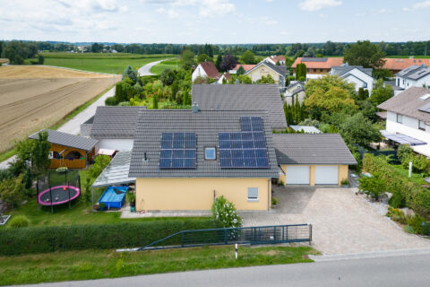 PV-Dachanlage in Polling, Landkreis Mühldorf am Inn – effiziente Solarstromerzeugung mit optimaler Dachnutzung für maximale Energieausbeute.