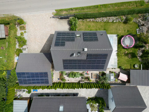 PV-Anlage mit Ost-West-Ausrichtung – gleichmäßige Stromproduktion über den Tag und hohe Eigenverbrauchsquote durch optimale Modulplatzierung.