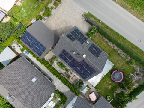 PV-Anlage mit Ost-West-Ausrichtung auf Dach und Garage in Polling, Landkreis Mühldorf – optimale Flächennutzung und gleichmäßige Stromproduktion.