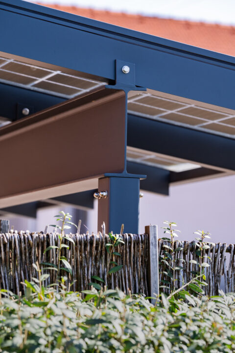 Detailansicht eines modernen PV Carports aus pulverbeschichtetem Anthrazit-Aluminium mit integrierten Solarmodulen.