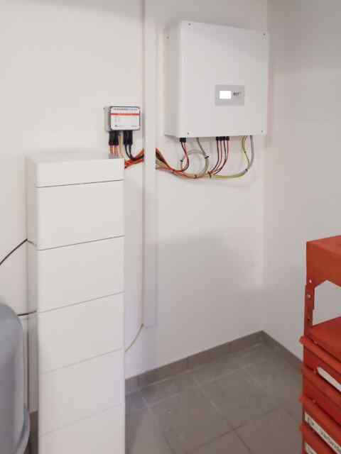 Technikraum mit installiertem PV-Wechselrichter, Batteriespeicher und zugehöriger Elektroinstallation für Eigenheim.