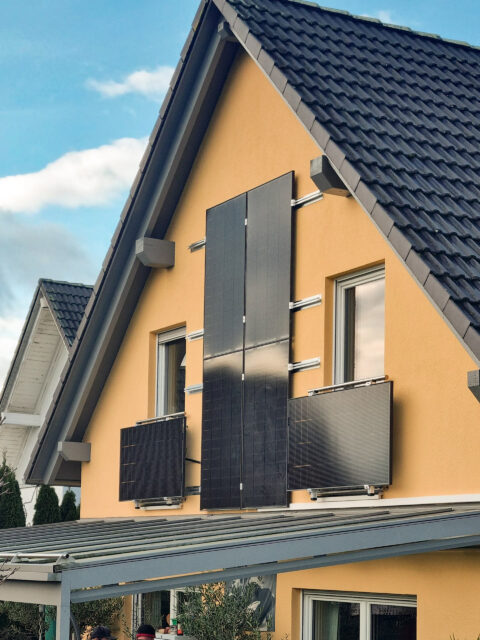 Photovoltaik-Fassadenanlage in Polling, Landkreis Mühldorf am Inn – 22 kWp mit Hybridwechselrichter, Notstromsystem und 9,6 kWh Speicher für maximale Eigenversorgung.