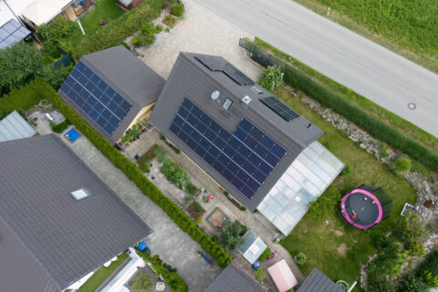 PV-Anlage auf Garagendach zur Volleinspeisung – effiziente Nutzung kleiner Dachflächen zur Einspeisung von Solarstrom ins öffentliche Netz.
