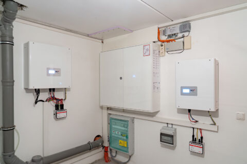 PV-Inselanlage mit dreiphasigem Wechselrichter und Notstromsystem – autarke Stromversorgung für Haushalt oder Gewerbe bei Netzausfall.