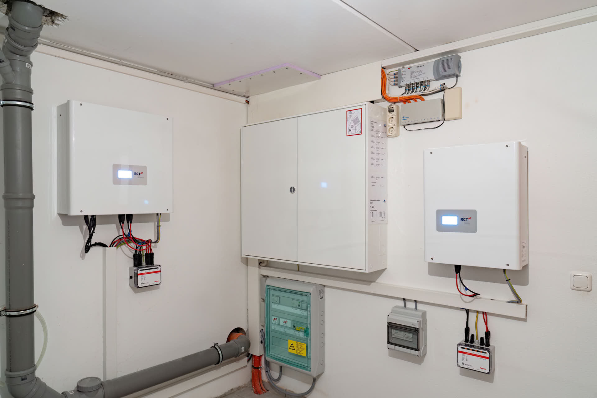 PV-Inselanlage mit dreiphasigem Wechselrichter und Notstromsystem – autarke Stromversorgung für Haushalt oder Gewerbe bei Netzausfall.