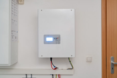 PV-Inselanlage mit Wechselrichter und Stringwechselrichter – autarke Stromversorgung ohne Netzanschluss für maximale Unabhängigkeit.