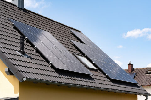 PV-Module auf Steildach – effiziente Solarlösung mit optimaler Neigung für hohe Energieausbeute und maximale Eigenstromversorgung.