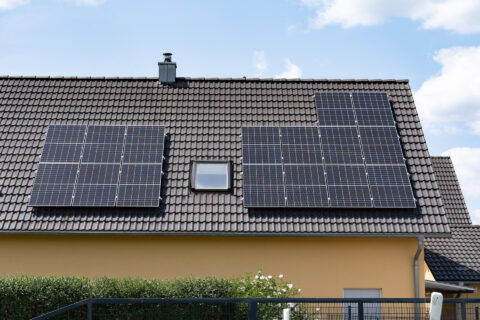 PV-Module auf der Ostseite – optimale Stromerzeugung in den Morgenstunden und gleichmäßige Energieproduktion über den Tag.