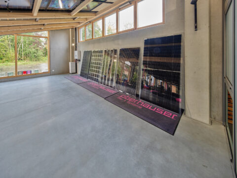 Moderne Ausstellung mit verschiedenen Photovoltaik-Modulen und Solarpanels, die innovative Solarenergielösungen präsentieren.