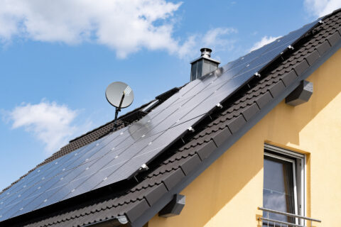 PV-Montagesystem auf Ziegeldach – sichere und effiziente Aufdach-Photovoltaikmontage für maximale Stabilität und optimale Stromerträge.