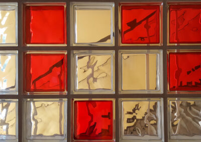 Professionell gemauerte rote und transparente Glasbausteine mit zeitlosem Design