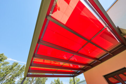 Modernes Aluminium Terrassendach mit Aufdachbeschattung und seitlichem Anschlussblech am Haus in Landshut.
