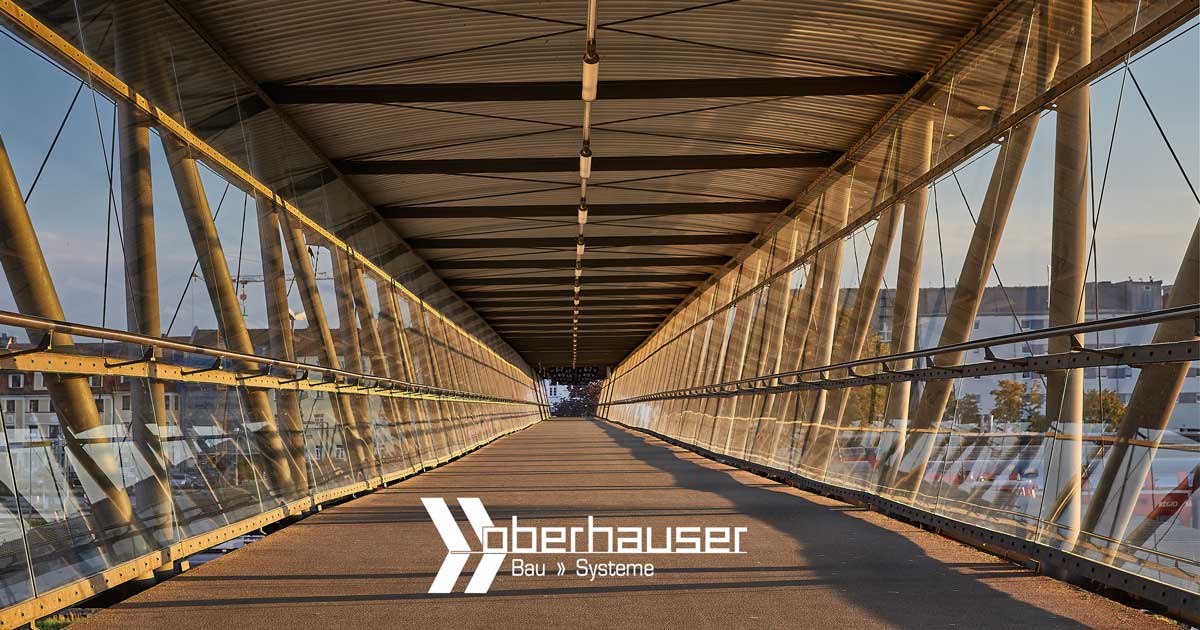 Bahnsteig Brücke mit Verglasung in Mühldorf am Inn