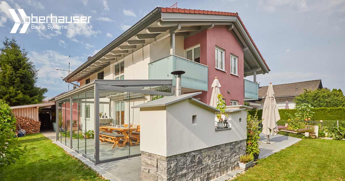 Kaltwintergarten mit Schiebetüren, Sonnenschutz, Glasbalkon