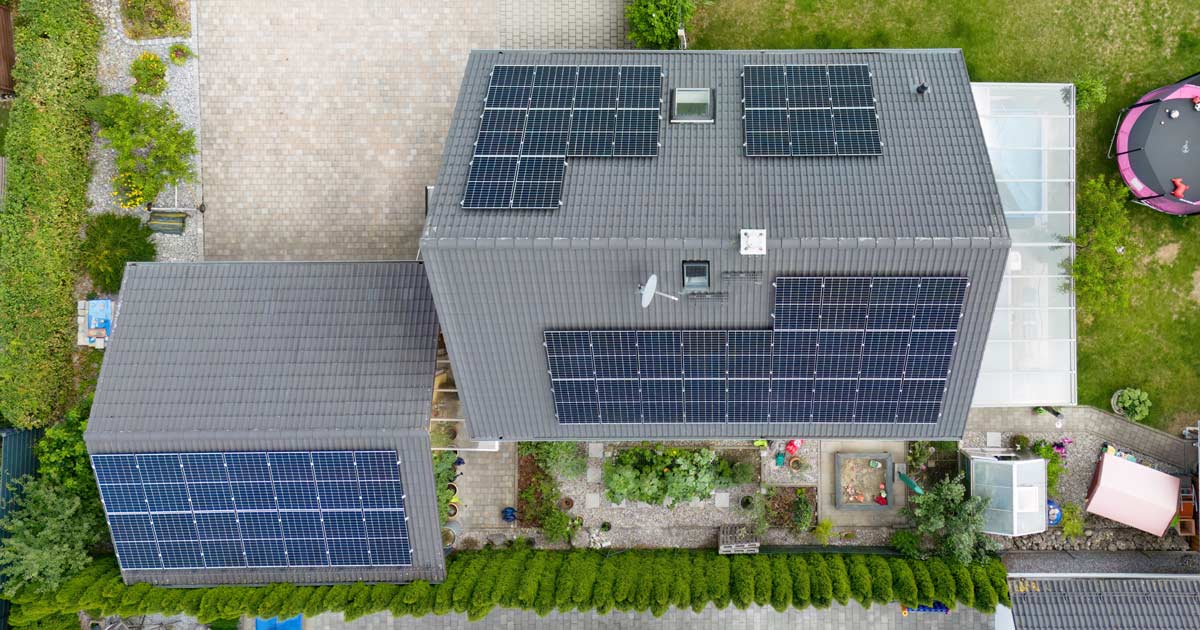 Haus mit Photovoltaik Fassade und Speicher in Polling