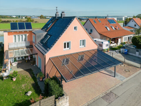Wohnhaus mit innovativem Photovoltaik-Carport und zusätzlichen Solarmodulen auf dem Dach in Mühldorf am Inn, für grüne Energ…