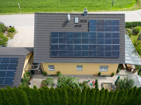 Solarmodule auf der Westseite – optimale Energieerzeugung in den Nachmittags- und Abendstunden für höhere Eigenstromnutzung.
