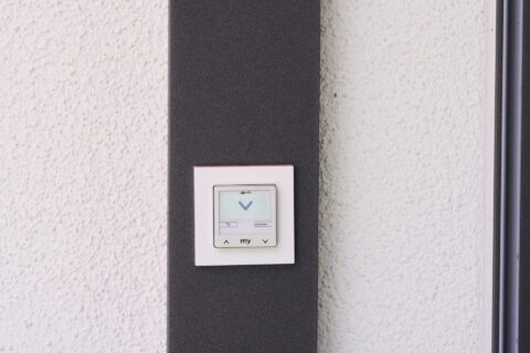 Somfy IO Funk-Wandschalter mit Display zur smarten Steuerung von Markisen und anderen Sonnenschutzsystemen.