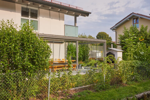 Großer Kaltwintergarten aus Glas und Metall an einem modernen Einfamilienhaus.