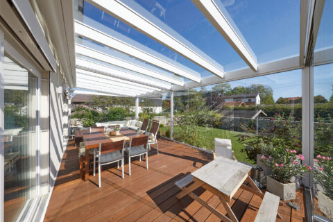 Terrasse mit Sunparadise VG 15 Ganzglasschiebeanlage und Glasdach in Oberpframmern, bietet Schutz und Gartenblick.