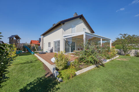 Wintergarten mit Ganzglasschiebeanlage als Hausanbau
