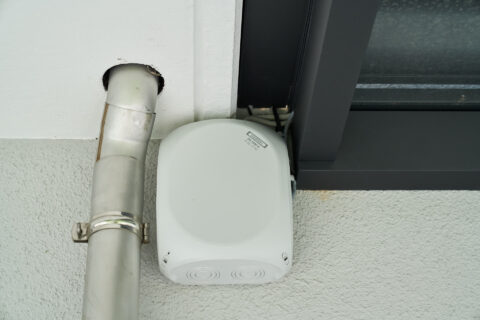 Detailaufnahme der wetterfesten Elektroinstallation mit Hensel Verteilerdose am Aluminium Terrassendach in Feldkirchen, fach…