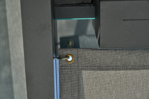 Detailansicht der hochwertigen Montage einer Terrassenüberdachung Beschattung mit Ösen und Haken.