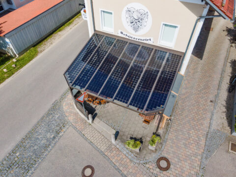 Terrassenüberdachung mit integrierten Ertex Solarmodulen und pulverbeschichtetem Aluminiumrahmen am Schützenwirt in Niederbe…