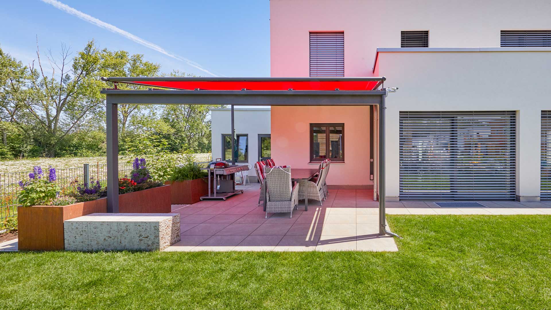 Offene Terrassenüberdachung mit Aufdachmarkise rot in Landshut