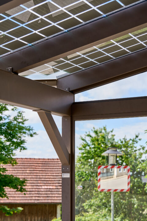 Moderne Glas-Terrassenüberdachung mit integrierten Photovoltaikmodulen, stabile Metallkonstruktion, ohne Mittelstützen, Nied…