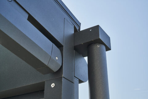 Detaillierte Ansicht der Konstruktion einer modernen Terrassenüberdachung aus Alu mit Unterglasmarkise und Senkrechtmarkise.