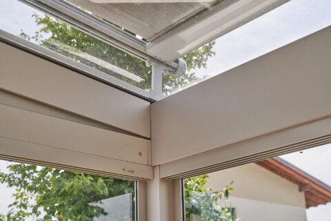 Detaillierte Ansicht einer filigranen, pulverbeschichteten Traufpfette im modernen Wintergarten in Zorneding, inklusive inte…