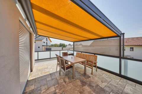 Unterdachmarkise Weinor Sottezza OptiStretch auf einem Balkon in Dorfen, inklusive Seitenbeschattung