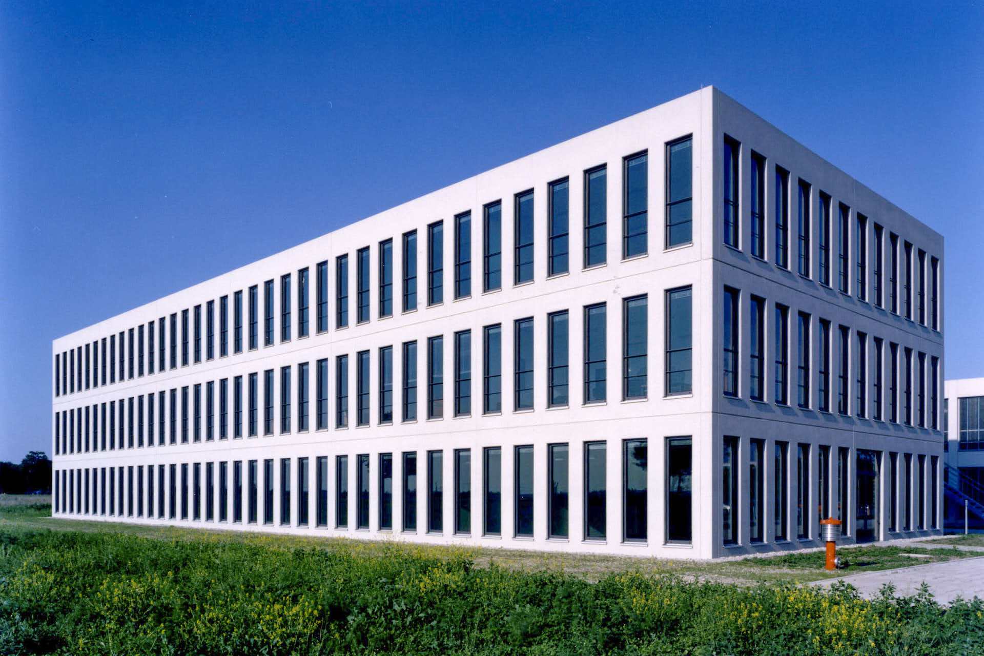 Moderne Bürofassade mit Aluminiumfenstern von Unterholzer Metallbau GmbH