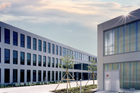 Pfosten-Riegelfassade am Garching Gründerzentrum von Unterholzer Metallbau, modernes Gebäude mit vielen Fenstern unter helle…